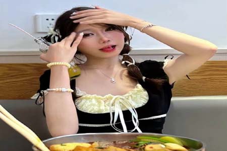 露脸清纯反差婊『欢欢』 清纯淫荡切换只在一瞬间,看似清纯背后是个渴望被大鸡巴灌满骚穴的反差婊母狗 口舌特写